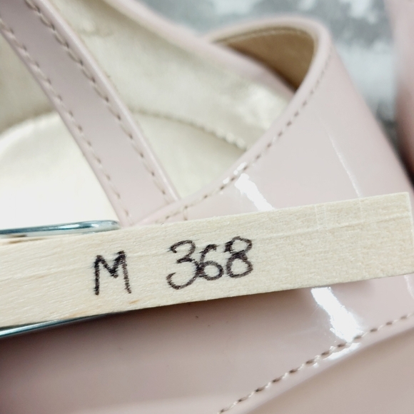 Bandolino Cream T-Strap Heeled Open Toe Pumps Shoes M368 - Picture 13 of 13